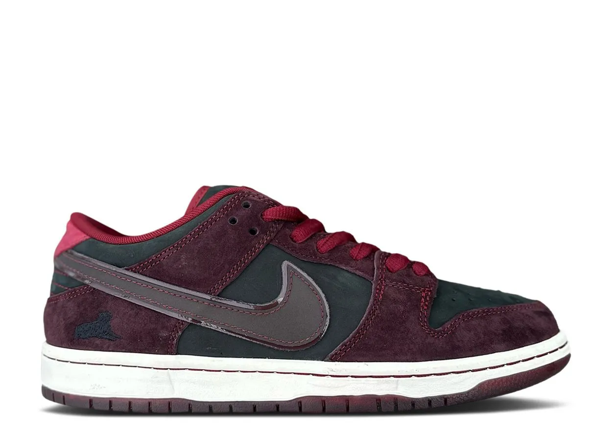 Nike SB Dunk Low Riot Skateshop Sport Move Minimalist Outfit