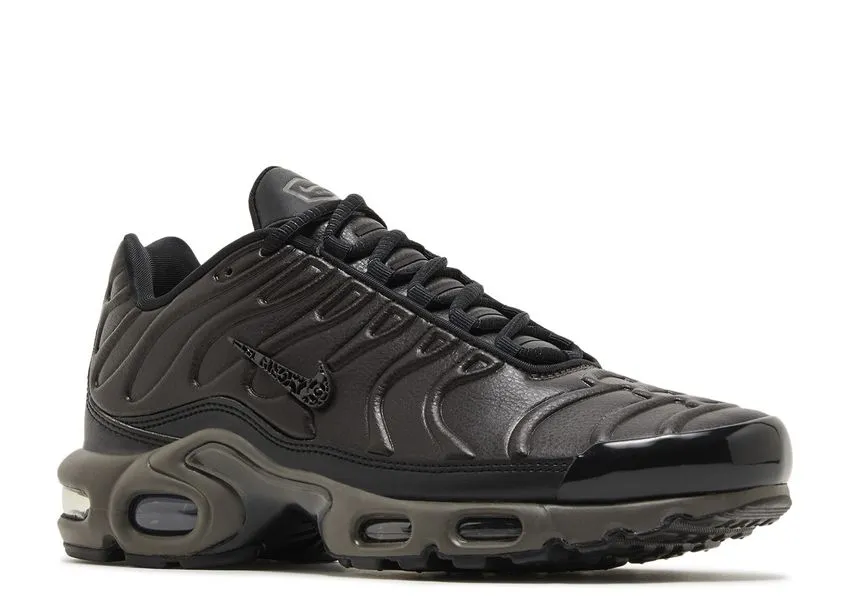 Nike Air Max Plus Premium Paris Partner Pace Minimalist Outfit