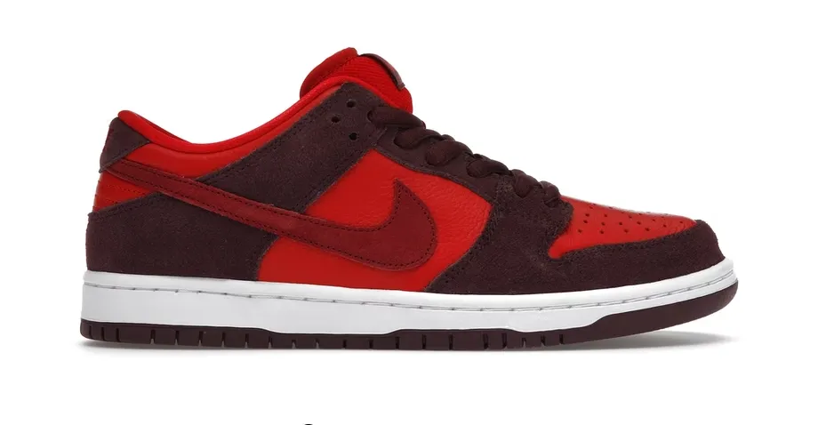Clean Silhouette Short Walk Nike SB Dunk Low Cherry