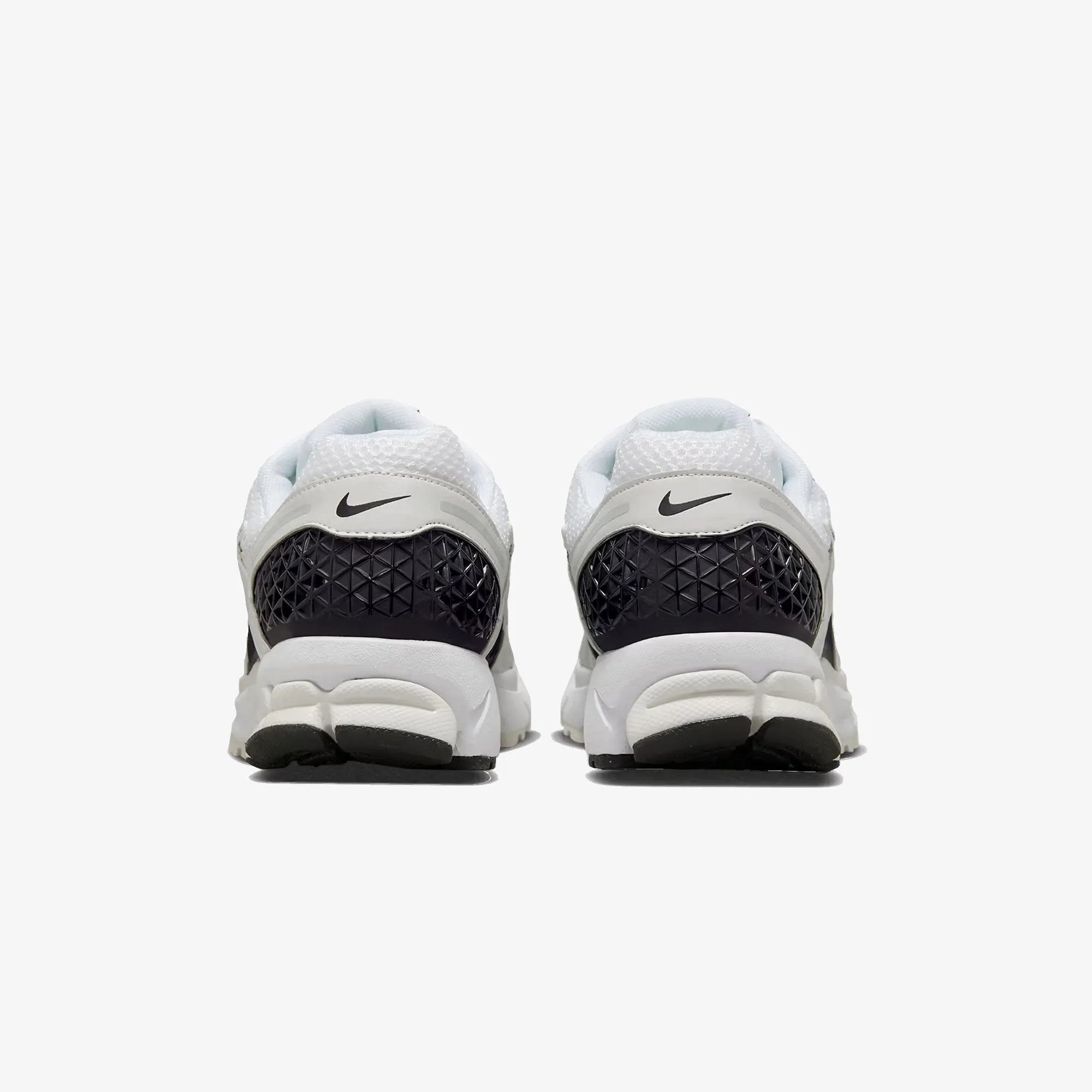 NIKE | ZOOM VOMERO 5 { WHITE/BLACK-PLATINUM TINT-MTLC PLATINUM Sand Move