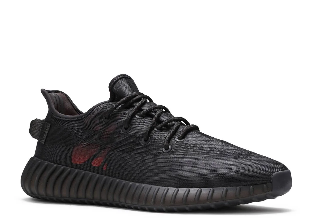Chic Outfit Airport Walk Adidas Yeezy Boost 350 V2 Mono Cinder