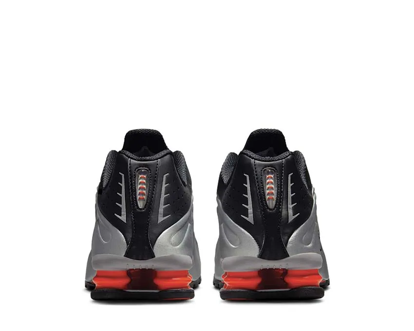 Nike Shox R4 "Metallic Silver" beachgoers' shoes