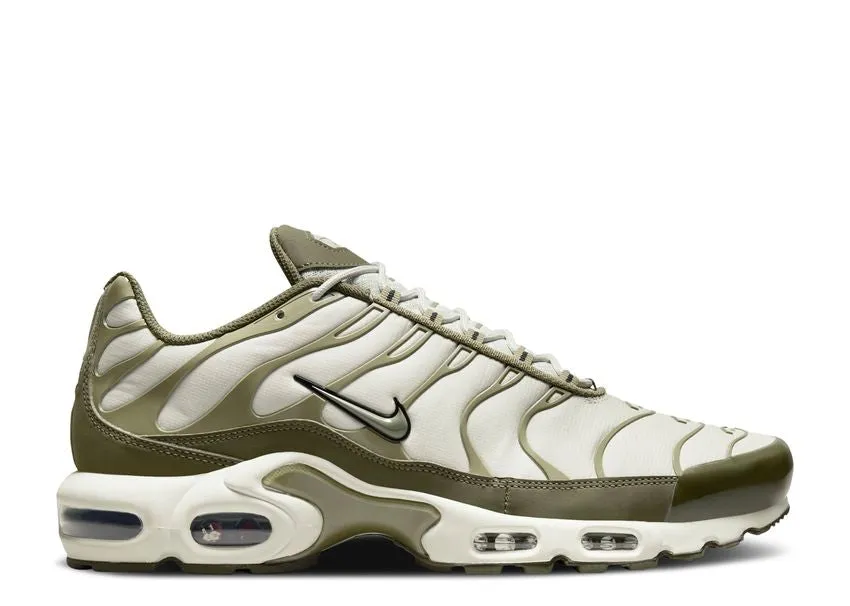 Fall look Nike Air Max Plus Light Bone Neutral Olive