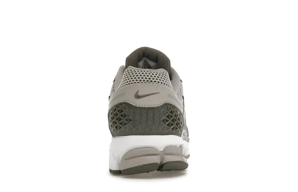AllPurpose cricket - ground running shoes Nike Zoom Vomero 5 Iron Ore Flat Pewter