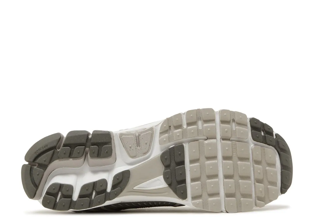 non - branded hiker Nike Zoom Vomero 5 Iron Ore Flat Pewter