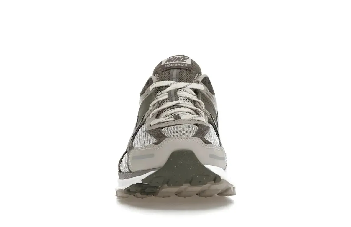Nike Zoom Vomero 5 Iron Ore Flat Pewter Wide - footed running on a treadmill shoes