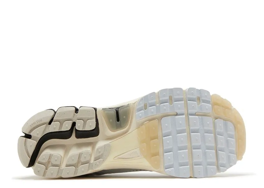 Nike Zoom Vomero 5 Supersonic Light Bone Black speed runners Steady Pace