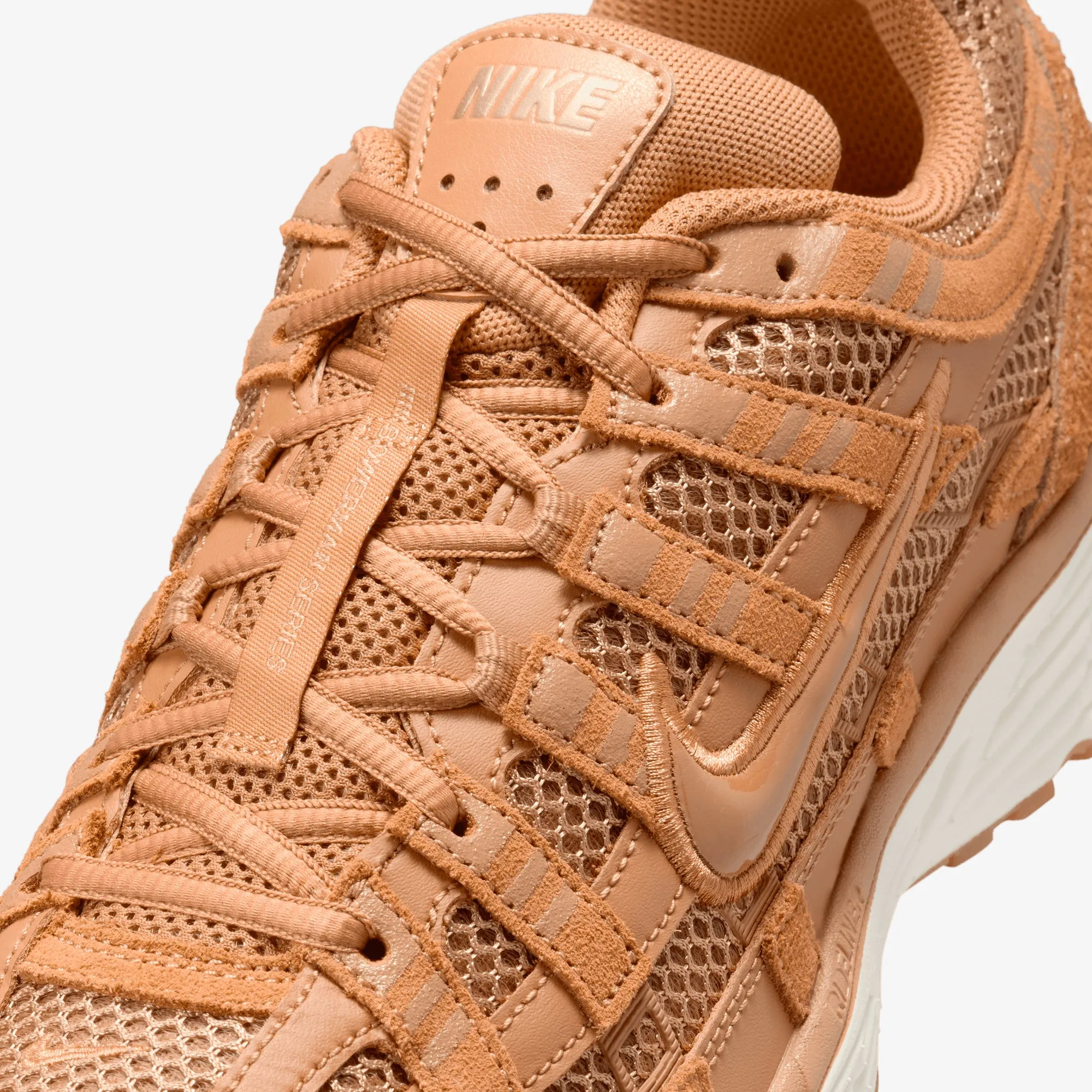 Reinforced toe Field Power NIKE | P-6000 { FLAX/FLAX-METALLIC GOLD-SAIL