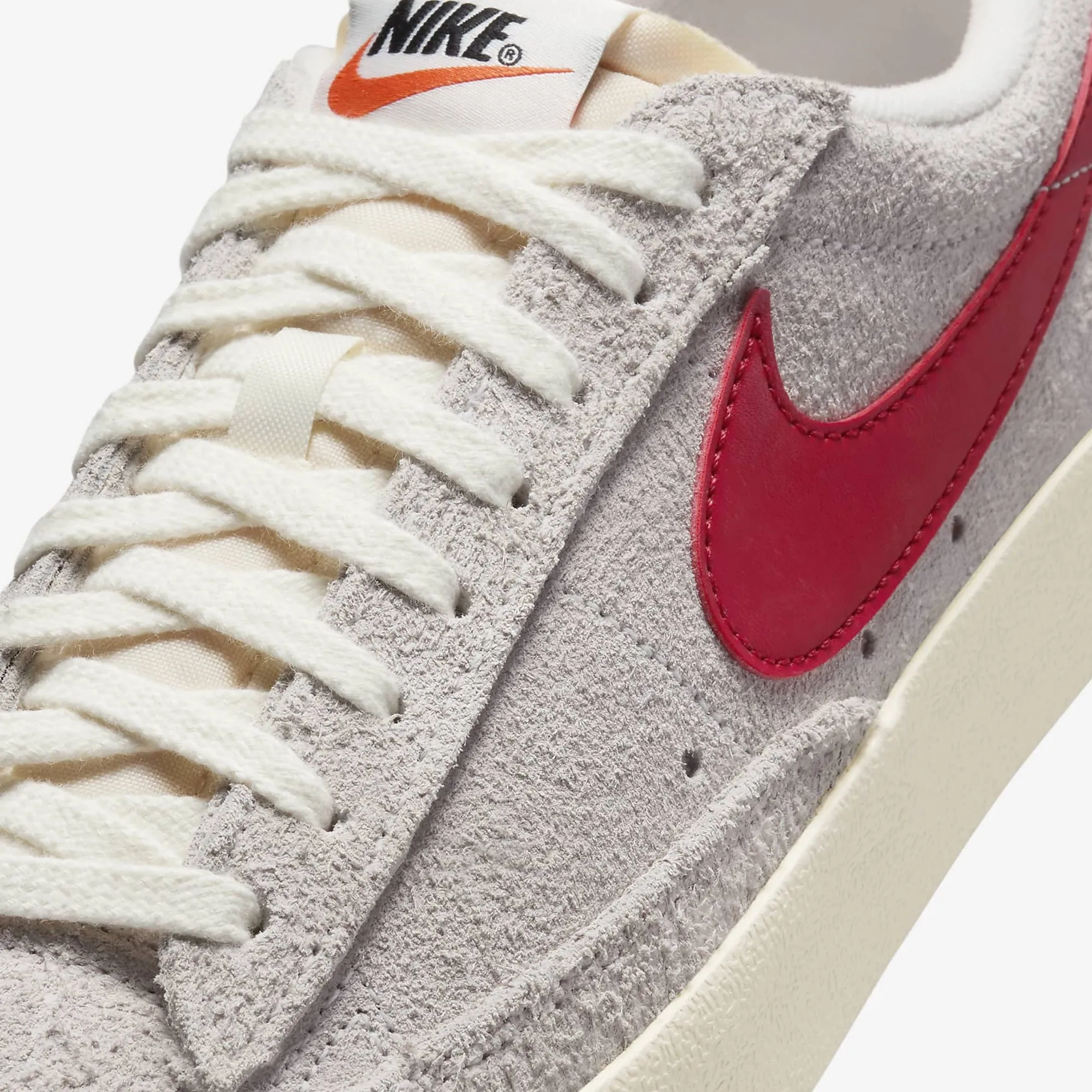 Daily Comfort Nike | BLAZER LOW '77 VINTAGE { SUMMIT WHITE/GYM RED-SAIL-COCONUT MILK