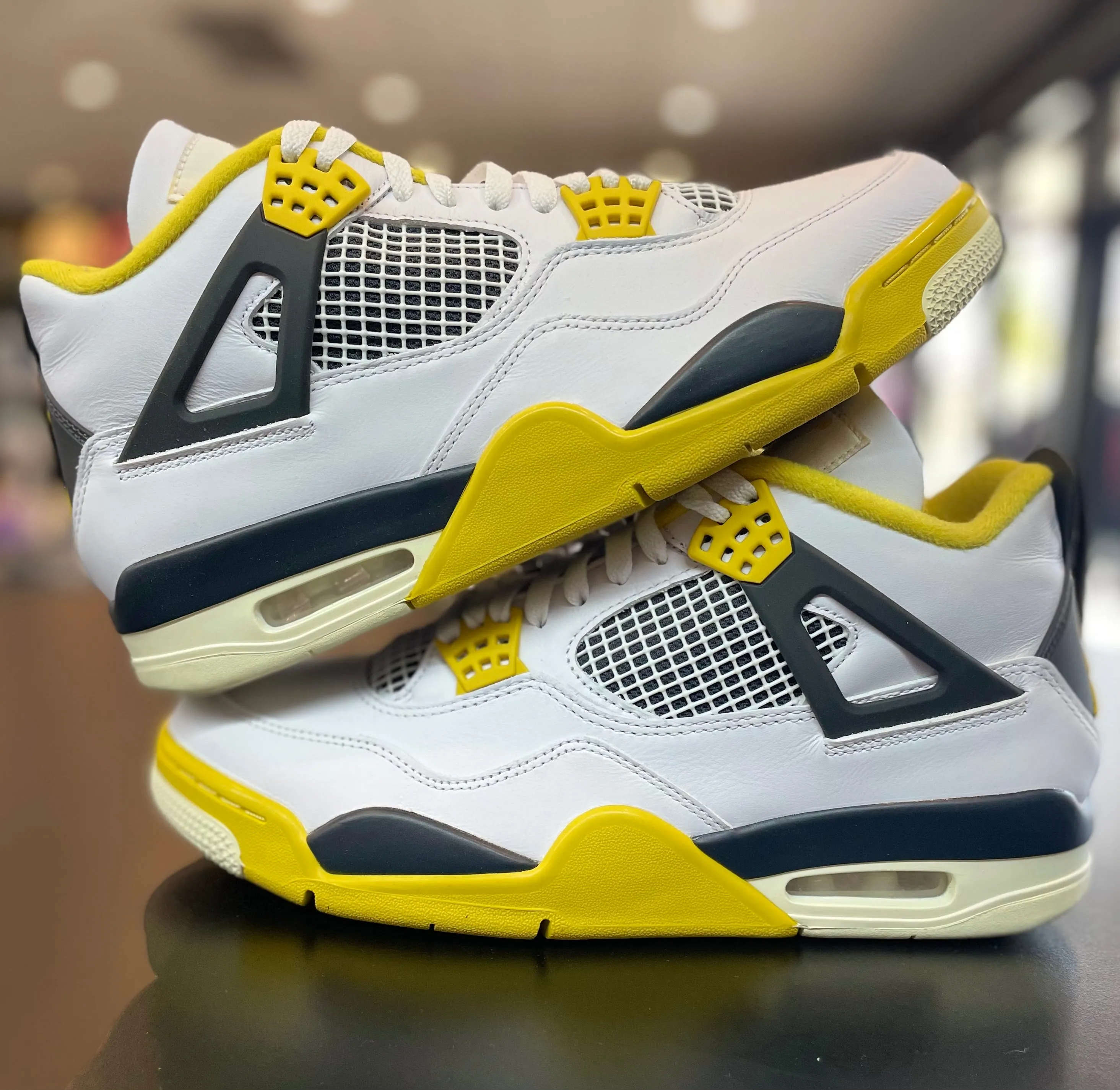 Clean Fit Travel Daily Air Jordan Retro 4 ??Vivid Sulfur??