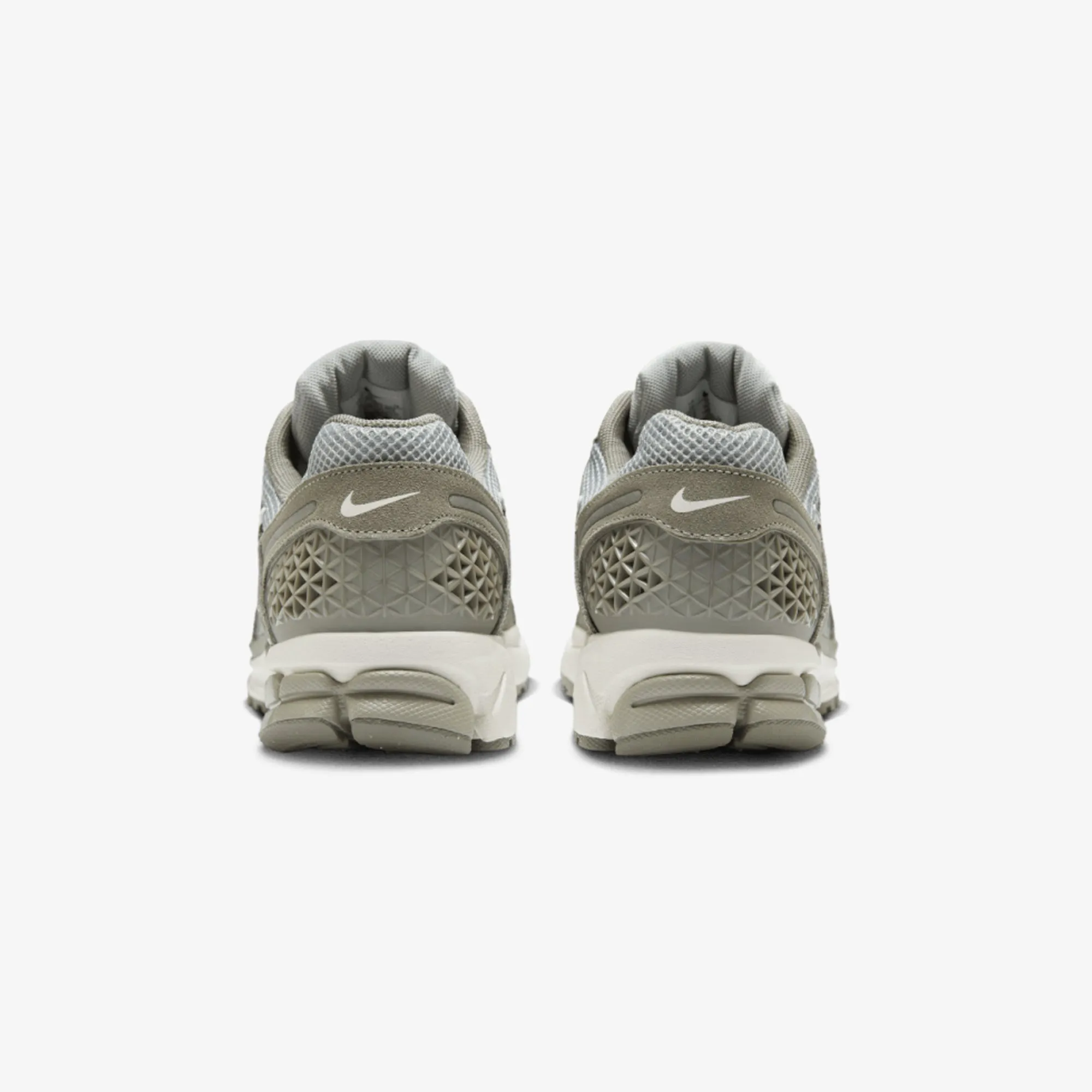 Body Balance NIKE | ZOOM VOMERO 5 { DARK STUCCO/PHANTOM-LT SMOKE GREY