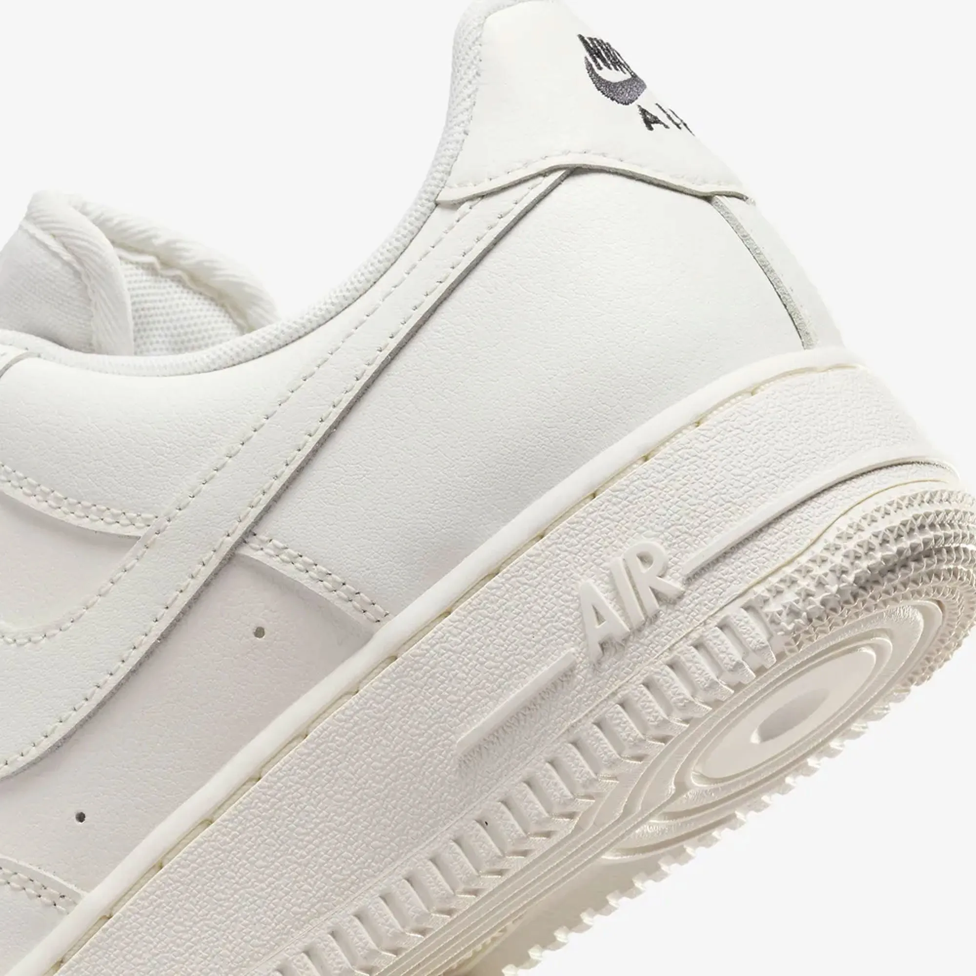 NIKE | AIR FORCE 1 '07 ESSENTIAL { SAIL/SAIL-BLACK Magic Mood Mid Top