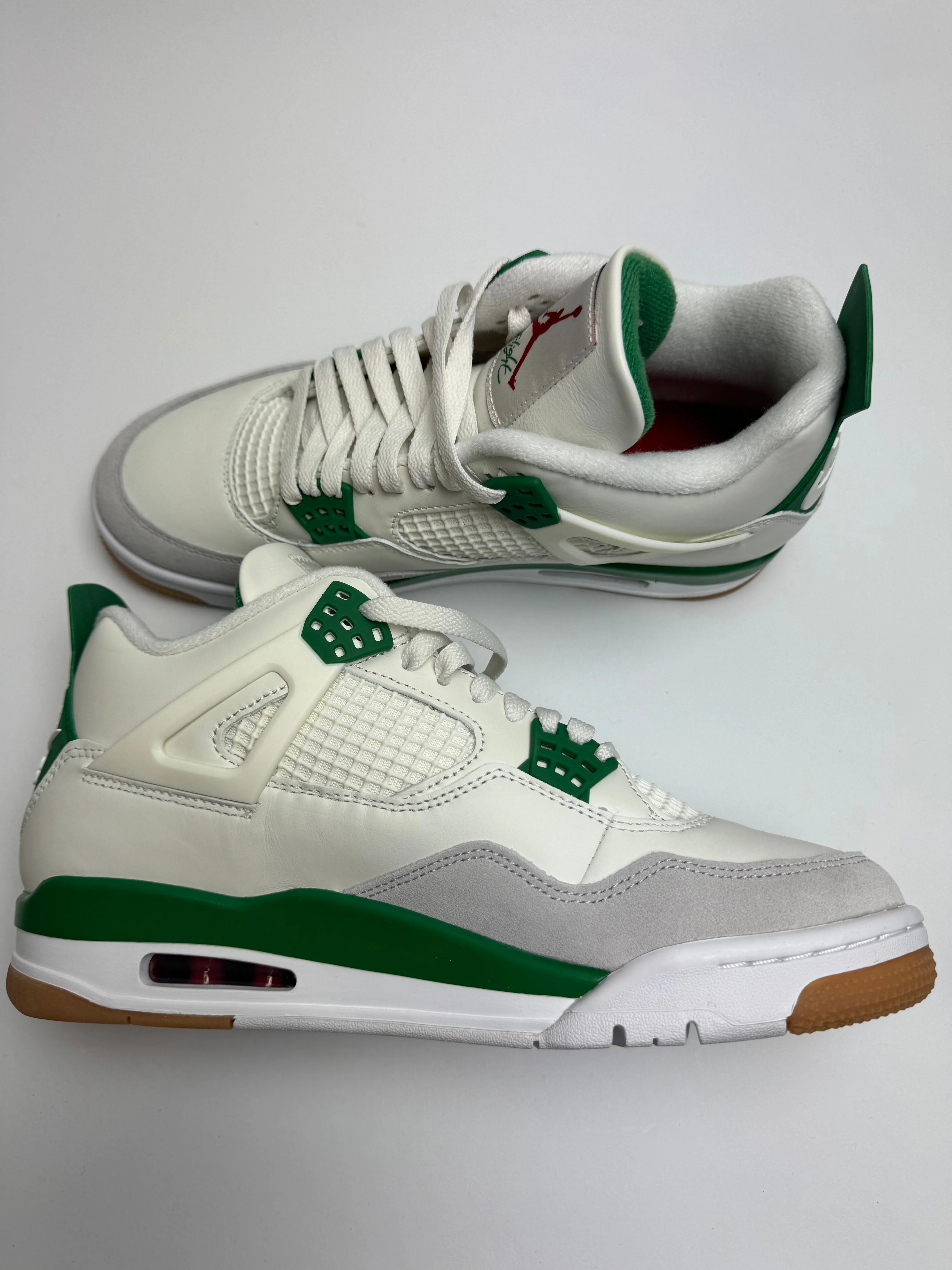Air Jordan 4 SB "Pine Green" Travel Essential Heavy Walk