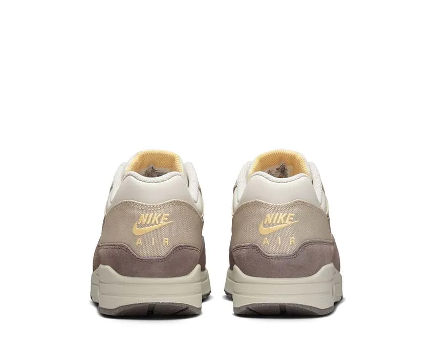 Parade Walk Step Fresh Nike Air Max 1 Premium "Chamois"