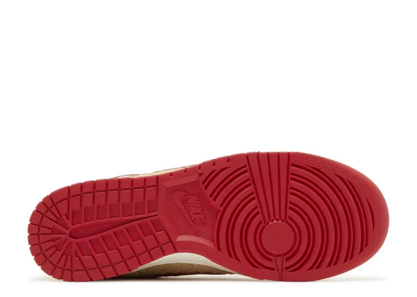 Nike Dunk Low Retro SE Strawberry Waffle Range Hike Support frame