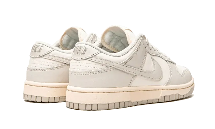 Foot alignment athletic style Nike Dunk Low Light Bone