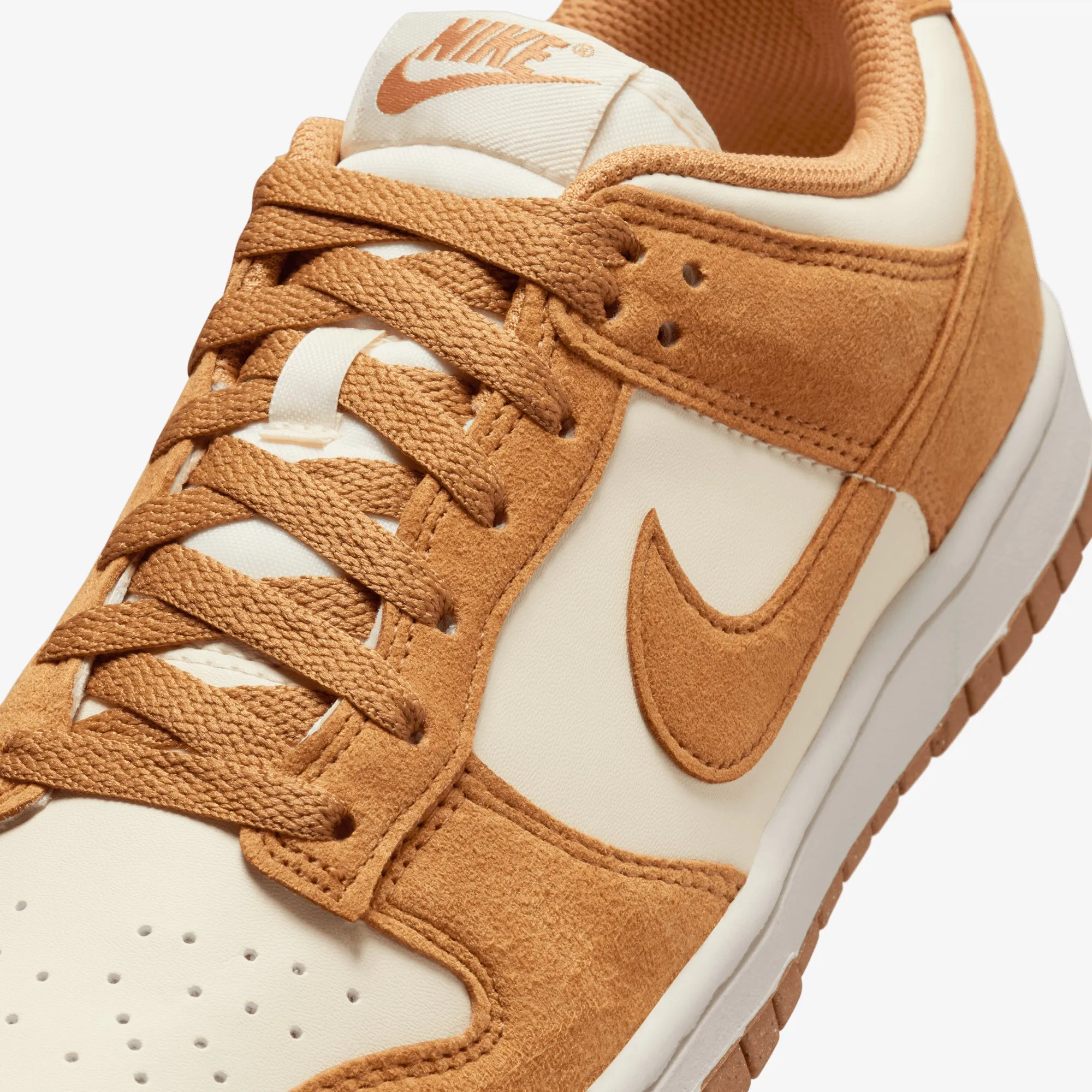 Smart Look Story Glow NIKE | DUNK LOW { COCONUT MILK/FLAX-SAIL