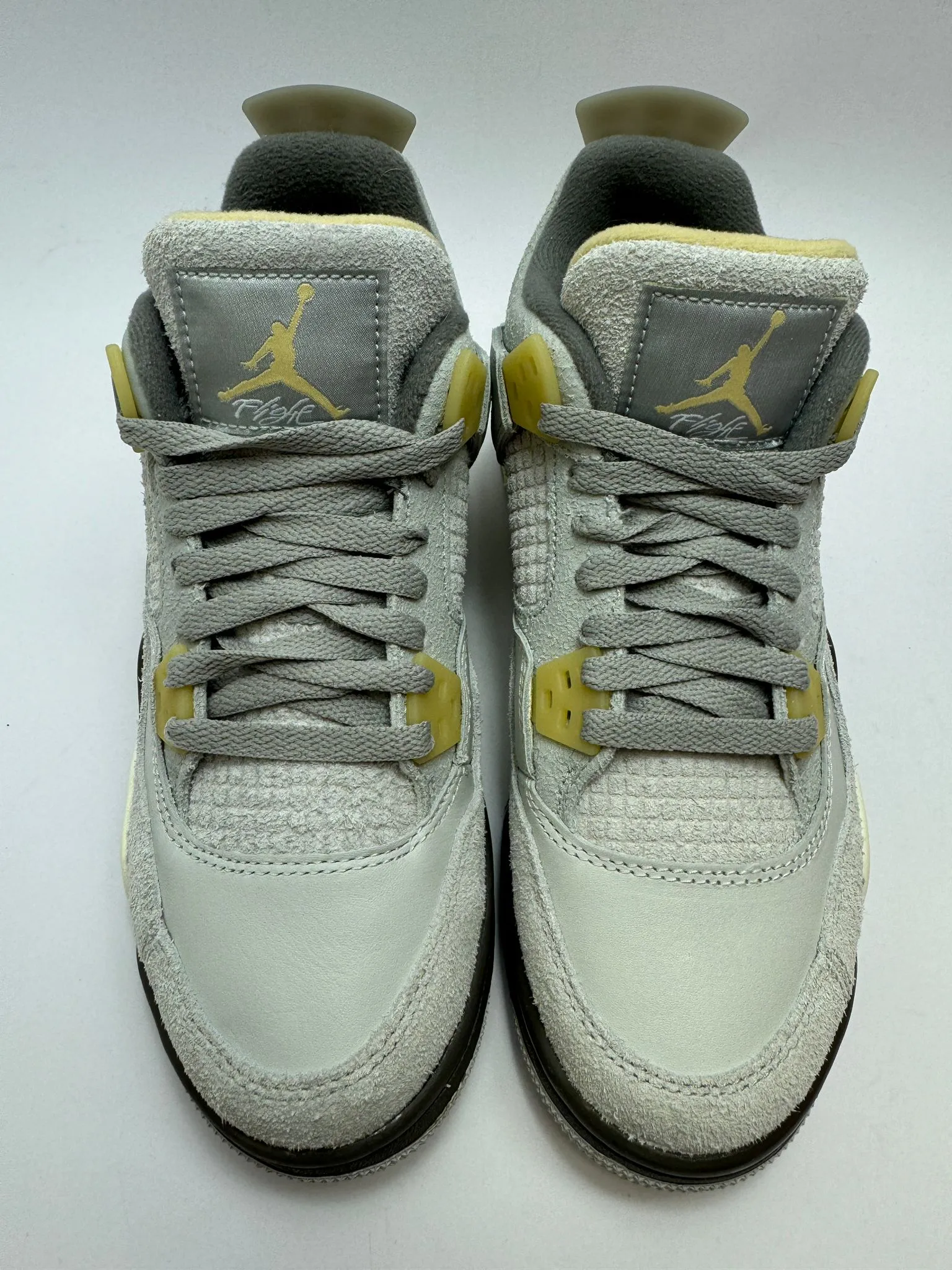 Foot Form Jordan 4 Retro SE "Craft Photon Dust"
